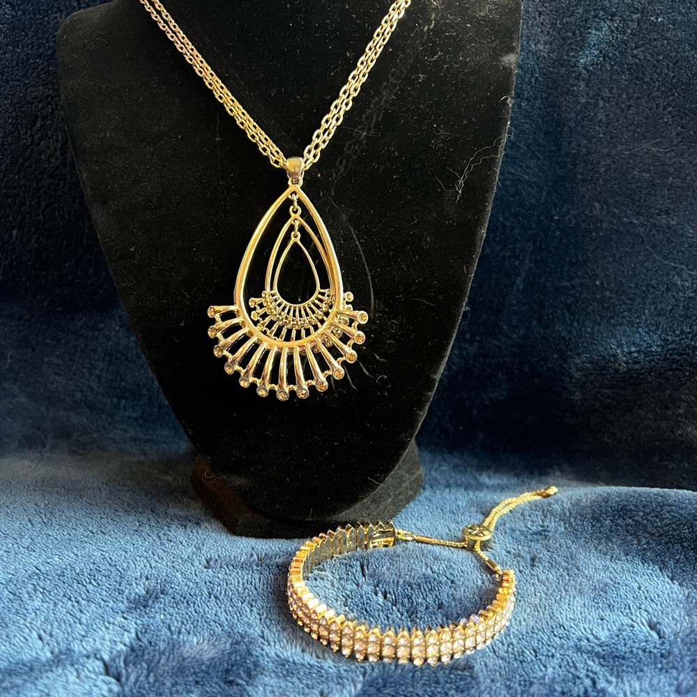 Jessica Simpson pendant necklace and bracelet